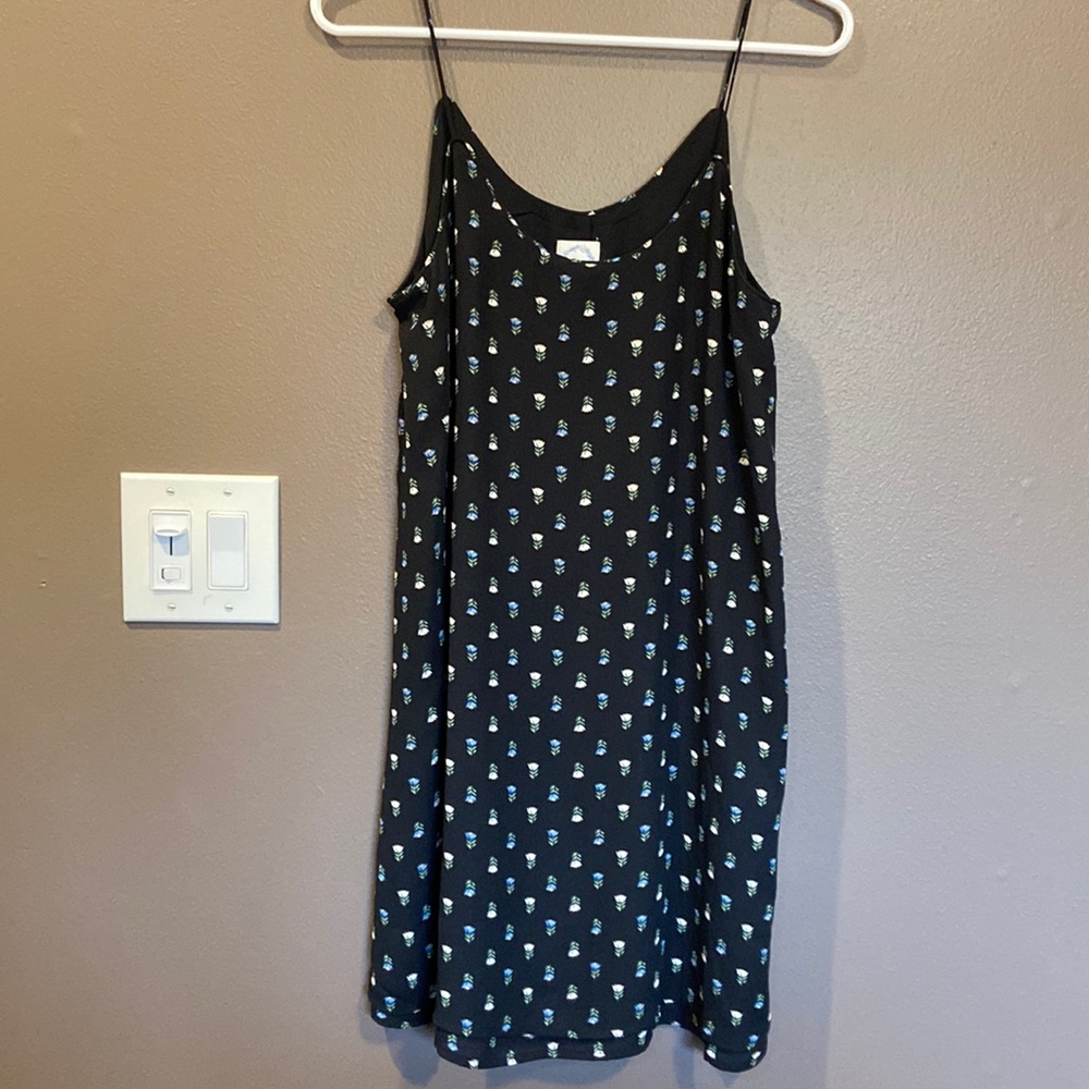 Woman’s size small summer dress in excellent new condition.
ITEM #25